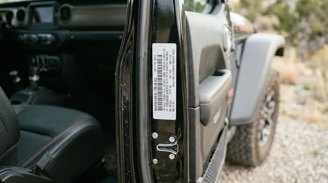 Plaque constructeur avec numéro VIN située sur le montant de portière d'une Jeep