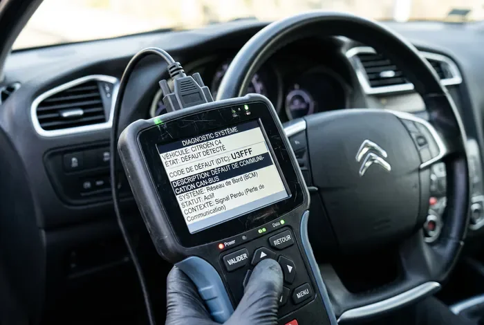 Lecteur OBD affichant un code erreur sur une Citroën