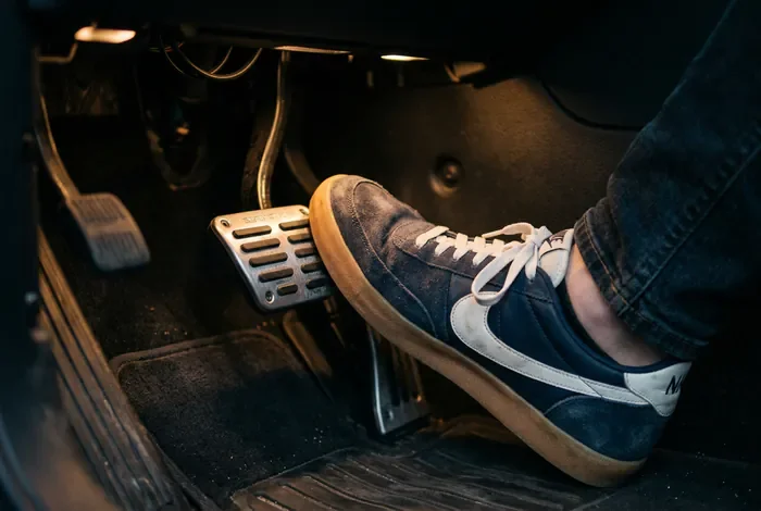 Gros plan pied sur pédale d'accélérateur sport en aluminium
