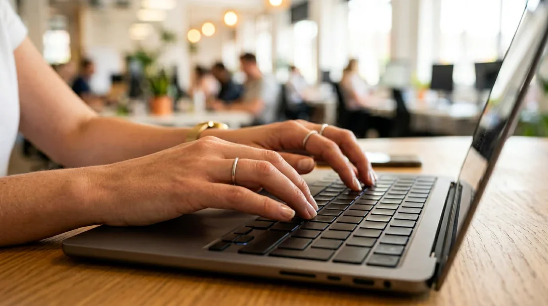 Gros plan sur les mains travaillant sur un ordinateur portable