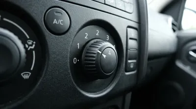 Gros plan sur le bouton de commande de ventilation d'une voiture Dacia Duster positionné sur la vitesse 4.