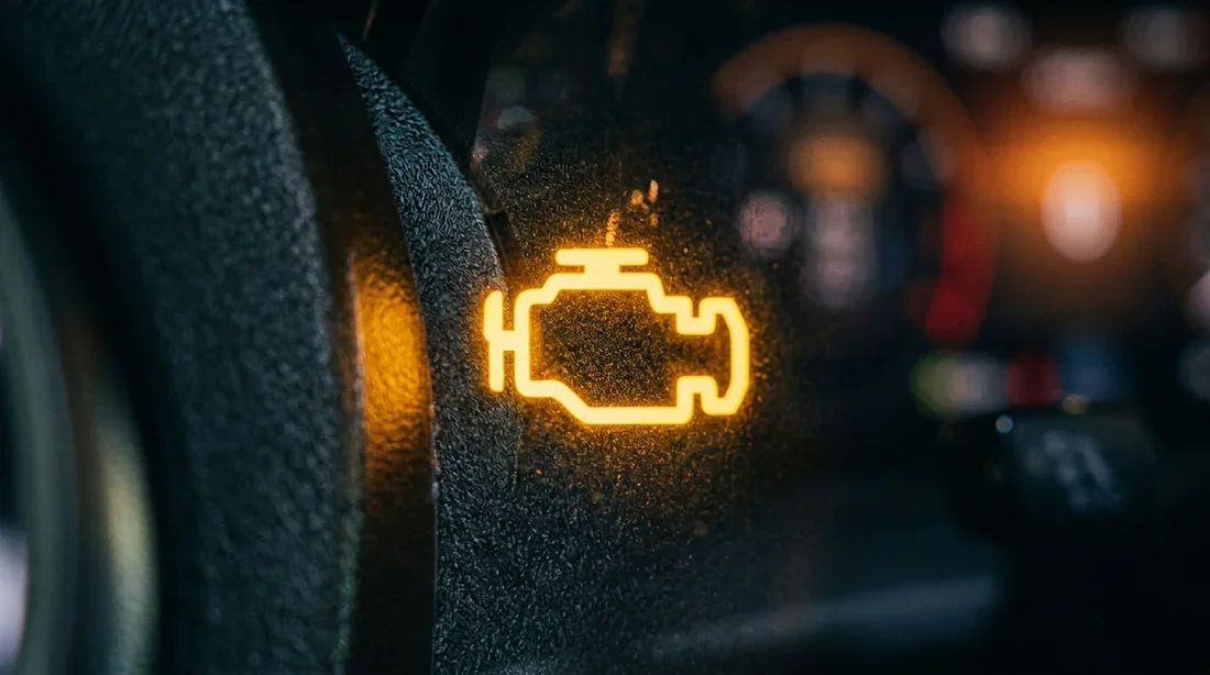 Gros plan sur le voyant moteur allumé d'une Volkswagen