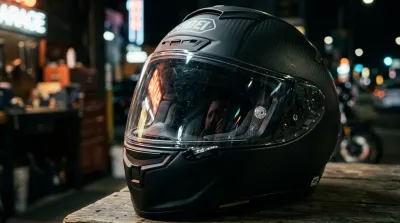 Gros plan d'un casque de moto avec une visière transparente et propre, mettant en avant la visibilité.