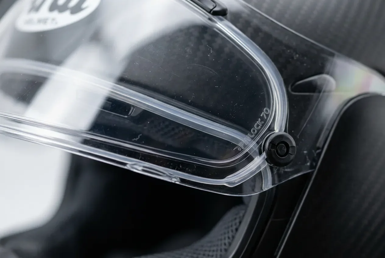 Lentille Pinlock anti-buée Installation d'une lentille Pinlock anti-buée sur la visière d'un casque moto pour éviter la condensation.