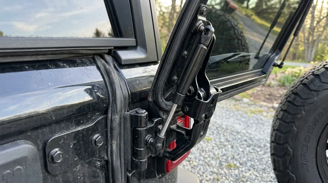 Mécanisme de fermeture et vérins du coffre arrière d'un Jeep Wrangler