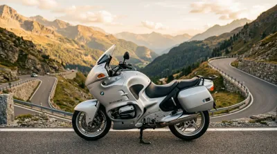 Une BMW R1100RT en excellent état sur une route de montagne, illustrant la longévité de ce modèle de grand tourisme.