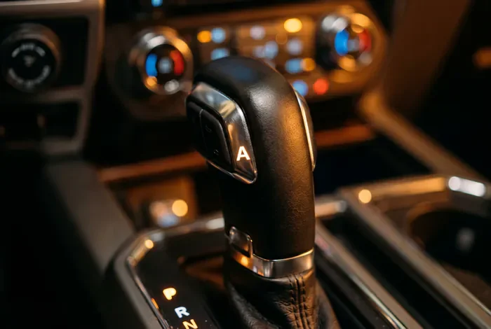Gros plan macro sur le pommeau de levier de vitesse automatique rétroéclairé