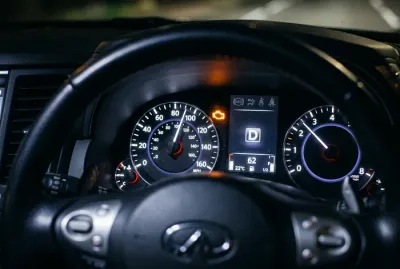 Voyant moteur allumé sur le tableau de bord d'un Infiniti FX 30d