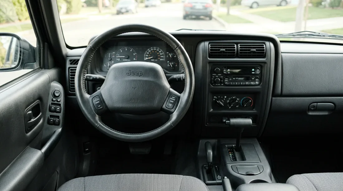 Habitacle et tableau de bord d'une Jeep Cherokee XJ phase 2