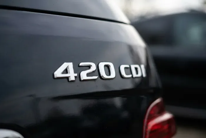Gros plan sur le badge 420 CDI d'un Mercedes ML
