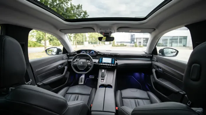 Vue latérale de la Peugeot 508 RXH