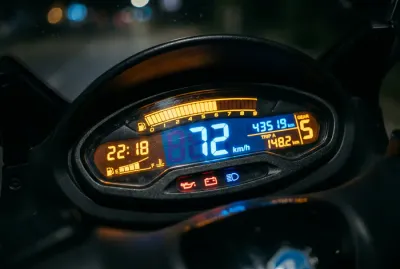 Gros plan sur le tableau de bord digital du scooter Piaggio X9 125
