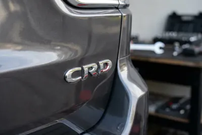 Détail du badge moteur CRD sur un Jeep Grand Cherokee
