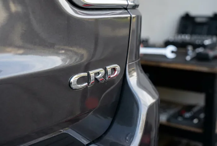 Détail du badge moteur CRD sur un Jeep Grand Cherokee