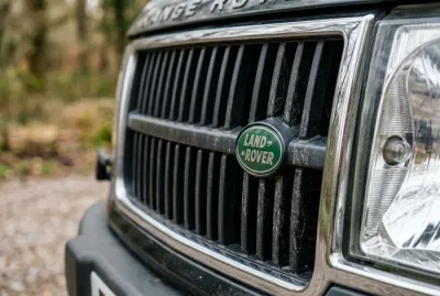 Gros plan sur la calandre avant d'un Range Rover P38