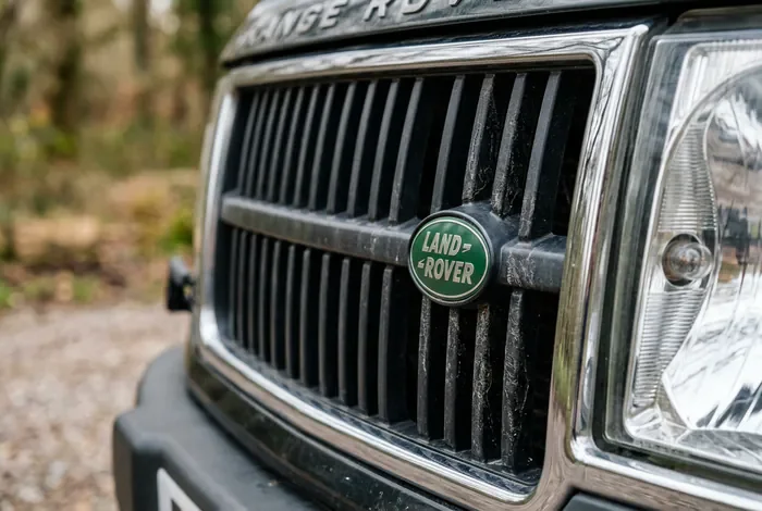 Gros plan sur la calandre avant d'un Range Rover P38