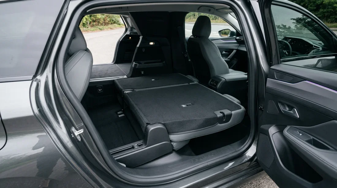 Banquette arrière rabattue formant un plancher plat dans la Peugeot 308 SW